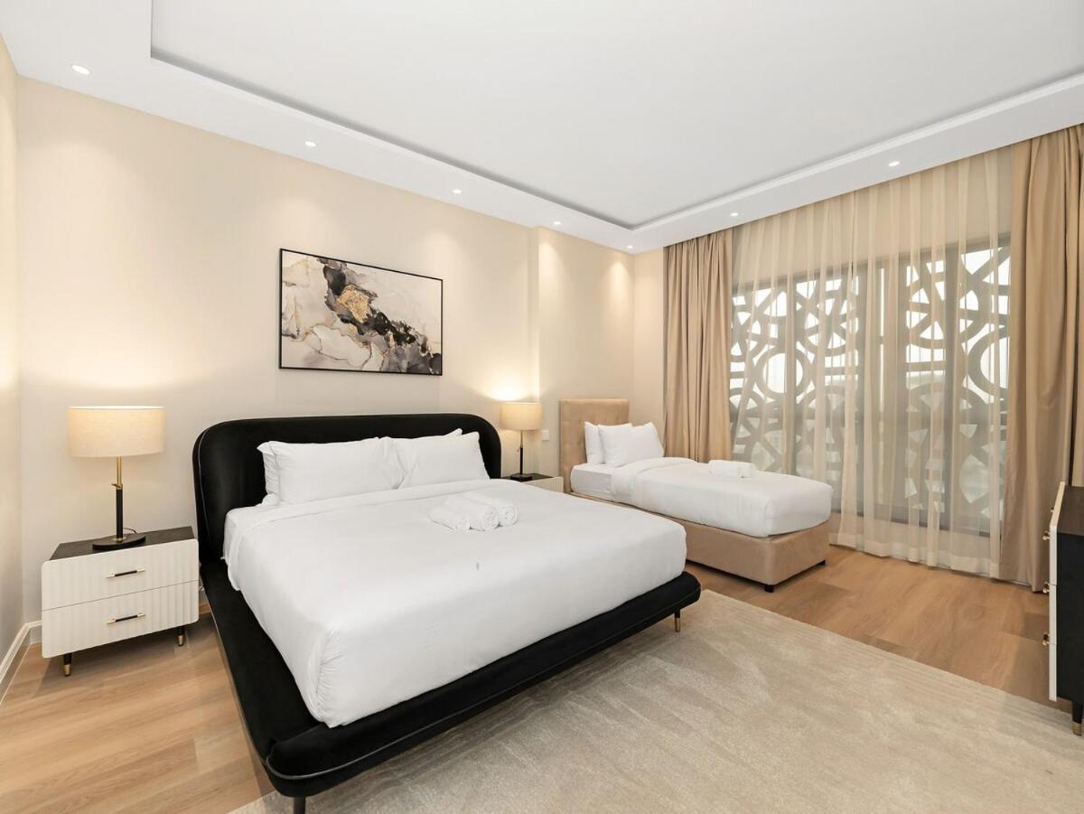 Eye & Palm View 3 Min By Walk From The